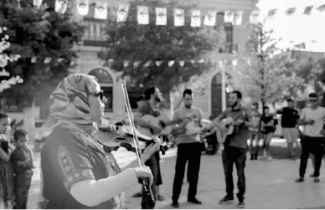 Des musiciens animent une place publique