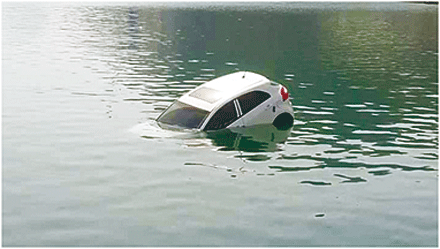 سقوط سيارة موظفة في الجمارك بميناء سكيكدة