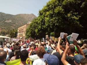 مسيرة  كتاب في اليد  تهز مدينة أوقاس ببجاية