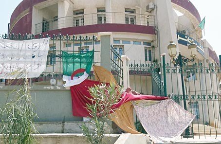 Une famille s'installe devant le siège de la daïra de Khemis El-Khechna