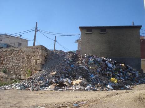 L'antique muraille sous les ordures                                    Incivisme à Guelma