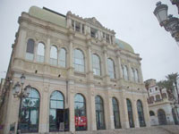 Théâtre                                    Et le spectacle continue...