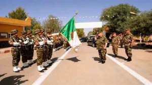 Béchar : Gaïd Salah inspecte des annexes administratives et sportives