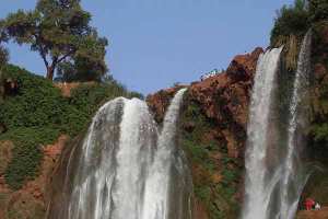 شلالات تامدة بأحمد راشدي في ميلة.. عائلات تسبح في المياه المعدنية