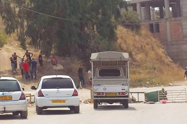Les habitants du village d'Oussama ferment la route de Boulimat
