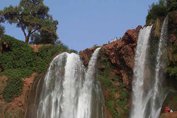 شلالات تامدة بأحمد راشدي في ميلة.. عائلات تسبح في المياه المعدنية