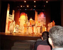 La femme en papier « affronte » le public                                    Festival national du théâtre professionnel