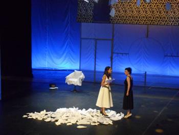 Seule la poésie reste!                                    FEMME DE PAPIER AU FNTP