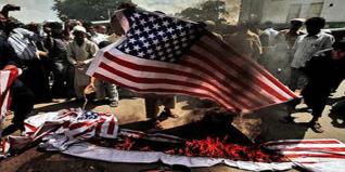 Drapeaux brûlés et appel au meurtre des acteurs du film islamophobe au Liban