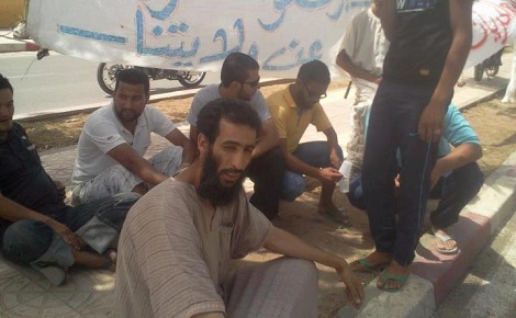 شباب بطالون يغلقون الطريق بالمدخل الشمالي لإليزي