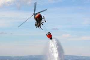 Les hélicoptères bombardiers à pied d''uvre