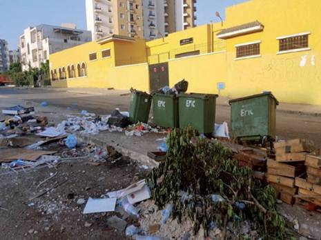 Une décharge d'ordures implantée entre un CEM et une école