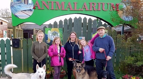 عائلة تعيش مع 300 حيوان مفترس