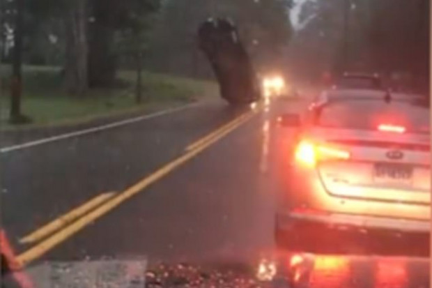 فيديو صادم لسيارة تقف في الهواء من قوة العاصفة