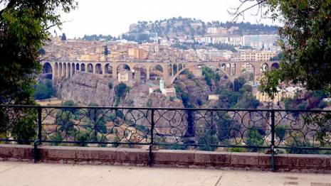 Admirer l'abîme sur le pont Sidi Rached