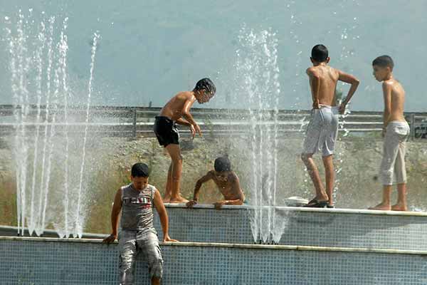 أطفال في غليزان يكتسحون