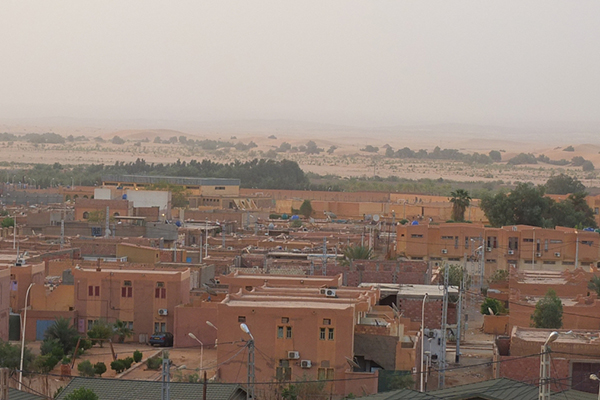 النفايات ومياه الصرف الصحي تحاصر سكان برج عمر إدريس بإيليزي