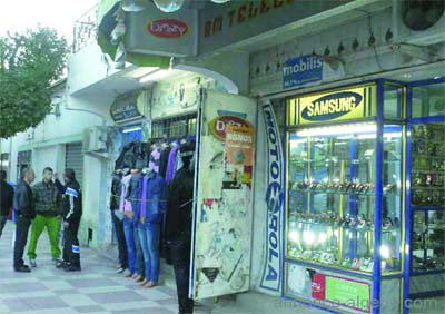 Les magasins imposent leur diktat devant l'absence de vendeurs informels