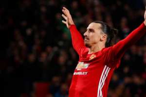 إبراهيموفيتش يفتح باب المفاوضات من أجل العودة إلى الدوري الإنجليزي