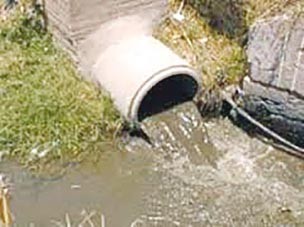 Un égout à ciel ouvert à l'entrée du marché couvert
