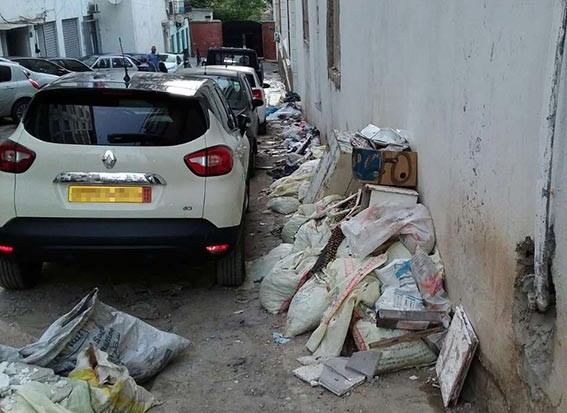 Des gravats jonchent le trottoir depuis 2 ans