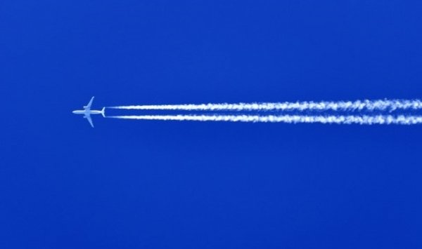 هذا سرّ الخطوط البيضاء المنبعثة من الطائرات!