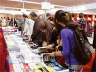 Débat sur les luttes révolutionnaires à travers le cinéma et l'image                                    17e Salon international du livre d'Alger 2012