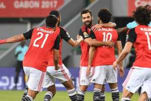 نجم المنتخب المصري يمدد بقاءه في الدوري الإنجليزي