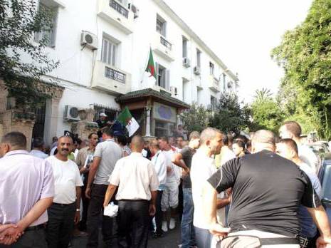 Les détracteurs de Belkhadem empêchés d'accéder au siège du FLN                                    Des centaines de jeunes ont été mobilisés hier pour contrecarrer les redresseurs