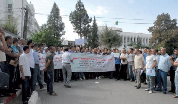 الطلبة يدشنون الموسم الجامعي الجديد بالاحتجاجات                                    اعتصام أمام الوزارة وشلل بجامعتي قسنطينة والبليدة