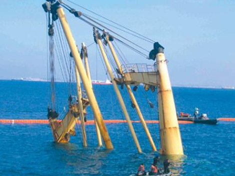 مروحية عسكرية تنقذ 8 بحارة بتيبازة