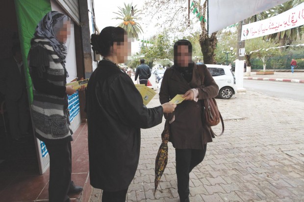 En rang de bataille sur fond de remous