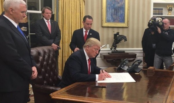 سكاراموتشي: هناك في البيت الأبيض من يسعى للإطاحة بترامب