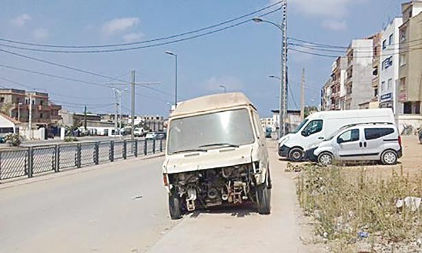 Un fourgon réformé et vétuste abandonné sur le trottoir