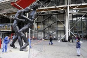 Le  coup de tête  de Zidane en sculpture géante devant le Centre Pompidou