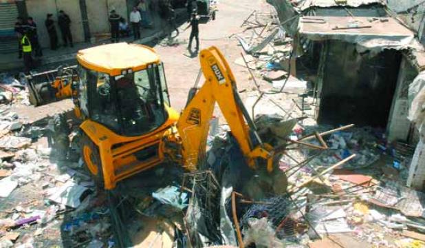 مشادات عنيفة بين قوات الأمن والباعة الفوضويين بعنابة                                    الشرطة ''تنظف'' شوارع باب الوادي من طاولات التجار