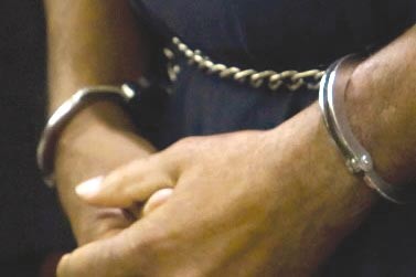 Un prisonnier tente de s'évader lors de son transfert à la prison