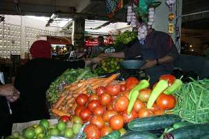 حرائق الغابات وموسم الأعراس يرفعان أسعار الخضر بالبويرة