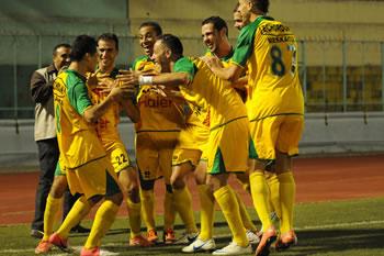 Canaris et Hamraoua dos au mur                                    JS KABYLIE - MC ORAN