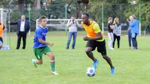 نادي إنجليزي يقرر ضم بولت إلى صفوفه