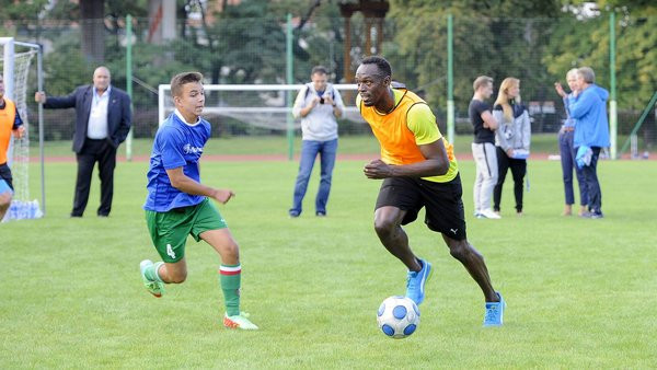 نادي إنجليزي يقرر ضم بولت إلى صفوفه