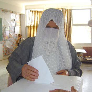 Les nouveaux partis cherchent des programmes                                    ILS ONT EN LIGNE DE MIRE LES ELECTIONS LOCALES