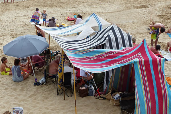 مواطنون يستنجدون بالخيم على شواطئ وهران وعين تموشنت؟!