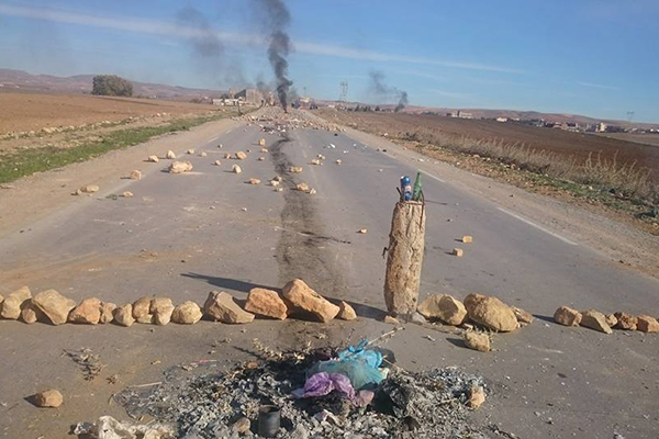 مواطنون يغلقون الطريق ببجاية.. والوالي يتدخل