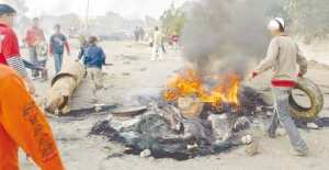 Des manifestants bloquent le CW42 et l'APC à Belimour