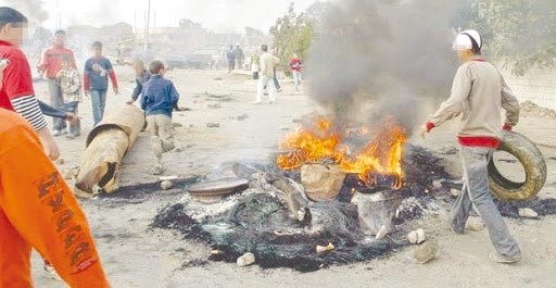 Des manifestants bloquent le CW42 et l'APC à Belimour