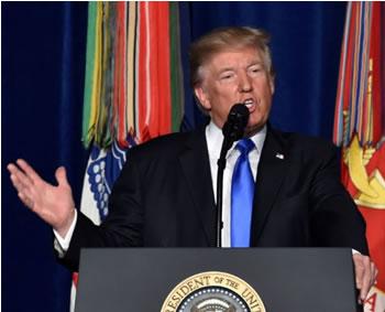 Trump exclut tout retrait et intensifie l'effort militaire