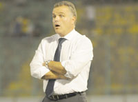 Vie des clubs /JSK : Il affirme qu'il est toujours l'entraîneur                                    Fabbro : «Je ne me sens guère menacé !»