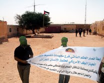اختطاف ناشطين بتندوف وزعوا مناشير ورفعوا لافتات ضد البوليساريو
