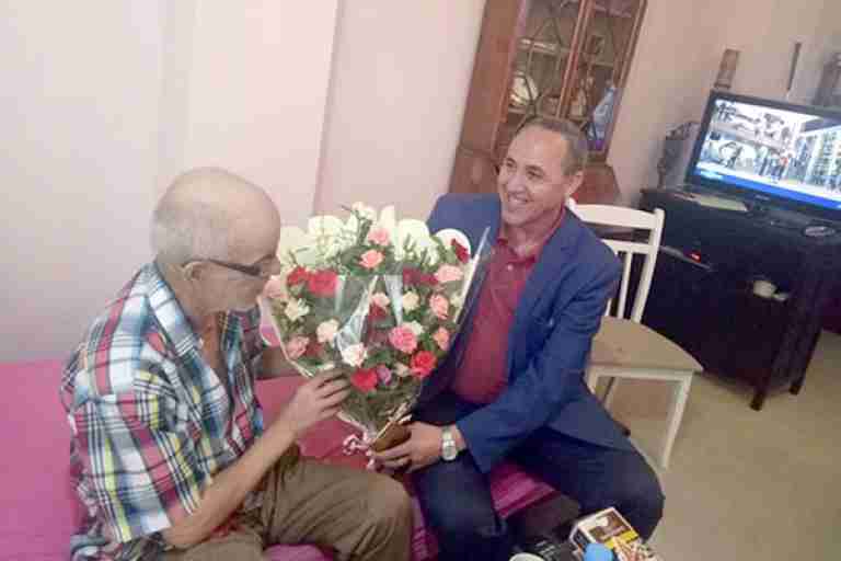 ميهوبي يزور الفنان جمال علام ببجاية